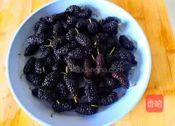 Illustration of how to make mulberry syrup 1
