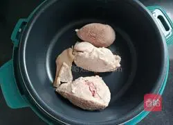 Illustration of how to make tomato, corn and hoof soup 2