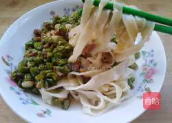 Illustration of hand-made noodles with shredded beans and pork 7