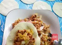 Illustration of how to make cabbage and mushroom dumplings 8