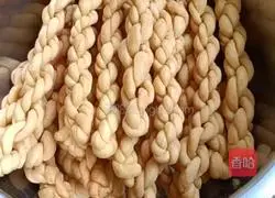 Illustration of how to make fried twists 7