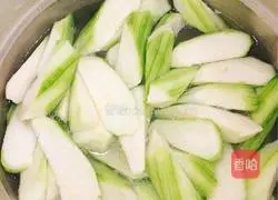 Illustration of how to make scalloped loofah soup 4