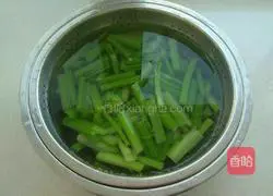 Illustration of how to stir-fry celery and peanuts 6