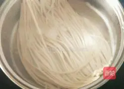 Illustration of how to make spicy and sour noodles 3