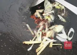 Illustration of how to make fried meat with celery and fungus 5