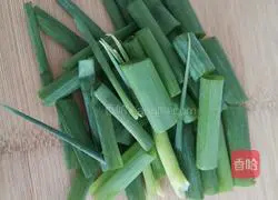 Illustration of how to make egg and scallion noodles 2