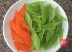 Illustration of how to make fried sausage and lettuce 1