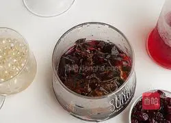 Illustration of how to make mulberry tea jelly and cranberry drink 4