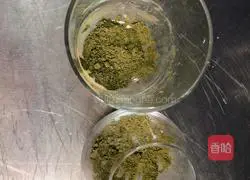 Illustration of how to make matcha yogurt fruit cup 5