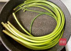 Illustration of how to tear garlic sprouts by hand 2