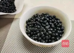 Illustration of how to make fragrant black soy milk 2