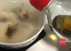 Illustration of how to make wonton stew in soup 5