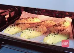 Illustration of how to make pumpkin and meat floss bread 14