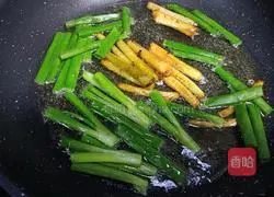 Illustration of how to make noodles with scallion oil + boiled eggs 6