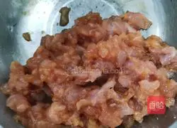 Illustration of how to make lean meat and egg soup 3