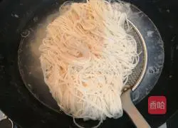 Illustration of how to make fried noodles with small tomatoes 4