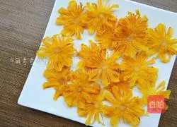 Illustration of how to make pineapple flower and dried pineapple fruit 4