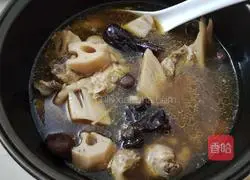 Illustration of the rice cooker version of chicken stewed lotus root 3