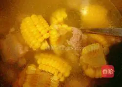 Illustration of how to make pork ribs and corn soup 6