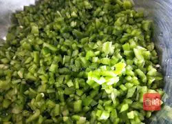 Illustration of how to make steamed pork and green pepper dumplings 7