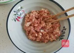 Illustration of how to make tomato meat sauce pasta 3