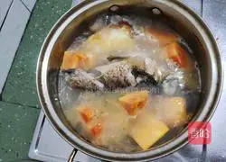Papaya and crucian carp soup recipe 3