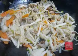 Illustration of how to make mushroom and egg drop soup 4