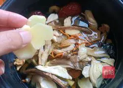 Illustration of how to make mushroom and chicken soup 8