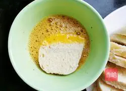 Illustration of how to make simple and healthy breakfast egg and steamed bun slices 3