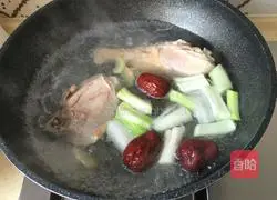 Illustration of how to cook chicken soup with fish maw 15