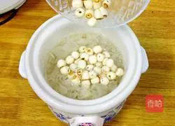 Illustration of how to make rock sugar, tremella and lotus seed soup 4