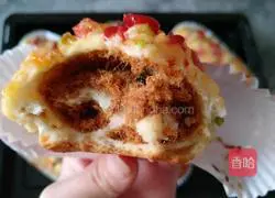 Illustration of how to make seaweed and meat floss bread 25