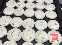 Illustration of how to make scallion pancakes 9