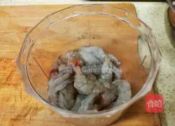 Illustration of how to make fresh meat and prawn dumplings 9