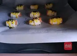 Illustration of how to make sausage flying cake rolls 10