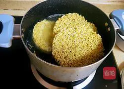 Illustration of how to make vegetarian instant noodles 3