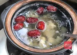 Red dates, lotus seeds, white fungus Illustration of how to make soup 9