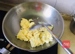 Illustration of how to make cucumber and scrambled eggs 3