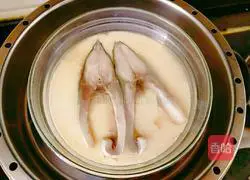 Illustration of how to make black sesame fish and egg custard 9