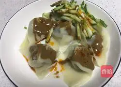 Illustration of how to make cold wontons with pork and coriander 5