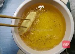 Illustration of how to make crispy fried dough sticks 16