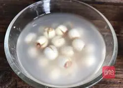 Illustration of how to make red dates, lotus seeds and white fungus soup 3