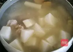 Illustration of how to make radish stick bone soup 6