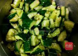 Illustration of how to make cucumbers with mashed garlic 15