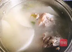 Illustration of how to make pork bone radish soup 5