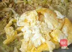 Illustration of how to stir-fry vermicelli with cabbage 8