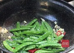 Illustration of how to make fried lean meat with snow peas 13