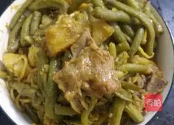 Illustration of how to make braised noodles with ribs, beans and beans.16