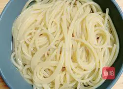 Illustration of how to make squid pasta with basil tube 6