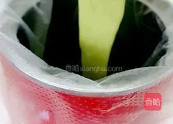 Illustration of how to make lace net cucumber cake 6